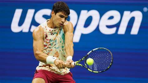 Carlos Alcaraz jugando con Babolat Pure Aero 98