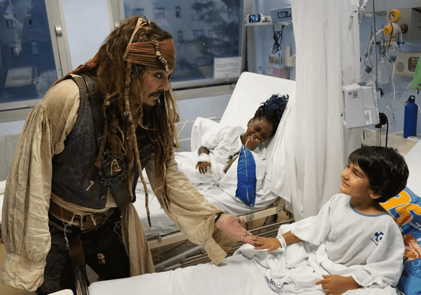 Johnny Deep "Jack Sparrow" visitando hospital de San sebastián - imagen eldiariomontañes.com