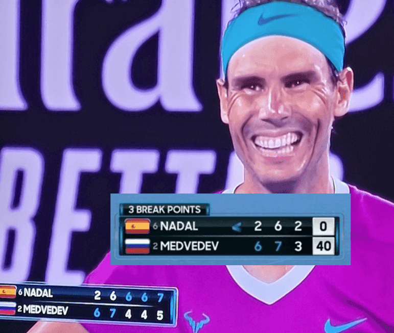 Open Australia 2022 - Nadal pierde por dos sets a cero. En el tercero, 2-3 y 0-40 con su saque en el sexto juego. La imagen muestra también el resultado final.