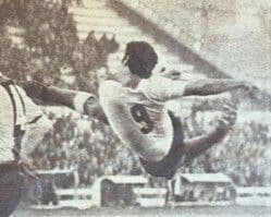 Remate de Carlos Santillana en su época Racing de Santander - Imagen Diario Montañés.
