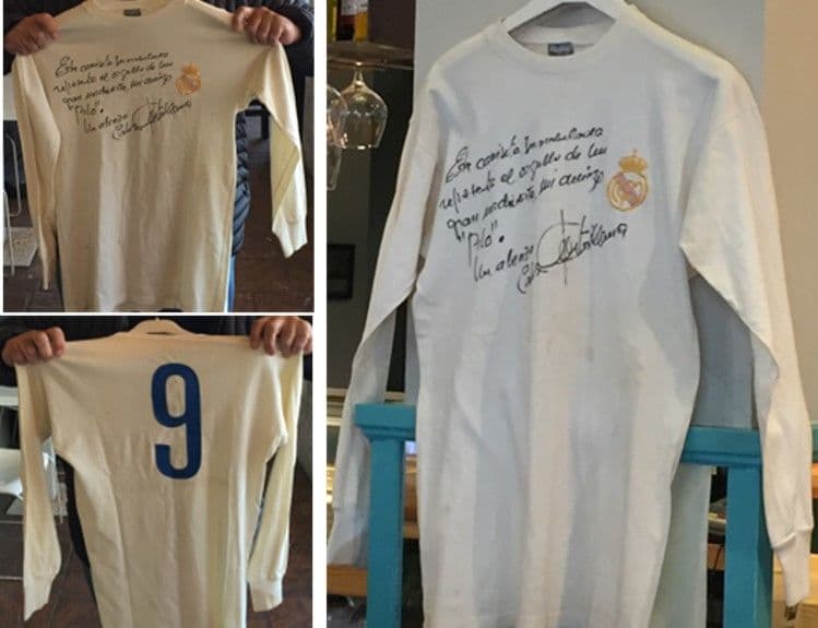 Camiseta firmada, dedicada por Carlos Santillana a Pilo Urbano "el rey del canapé" en Torrelavega