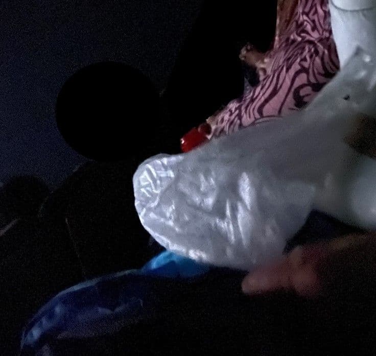 Patatas fritas, kikos en bolsas de plástico para hacer más ruido- imagen de José Madrid