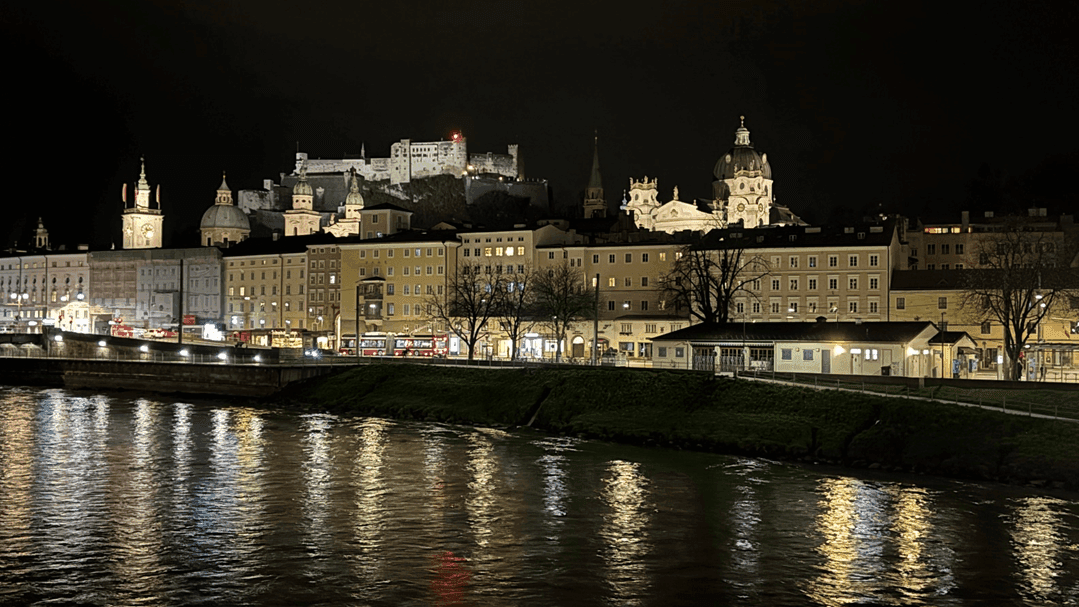 Vista nocturna de la fortaleza de Salzburgo
